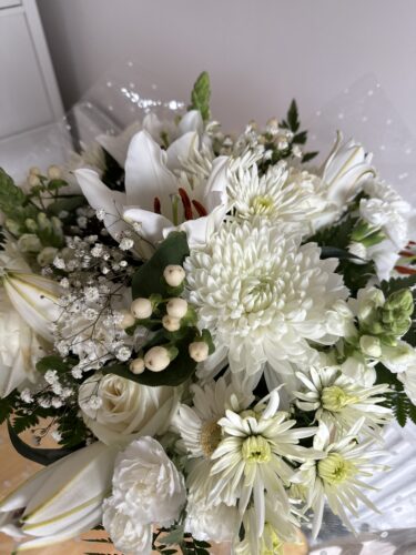 Deluxe White Flower Bouquet photo review