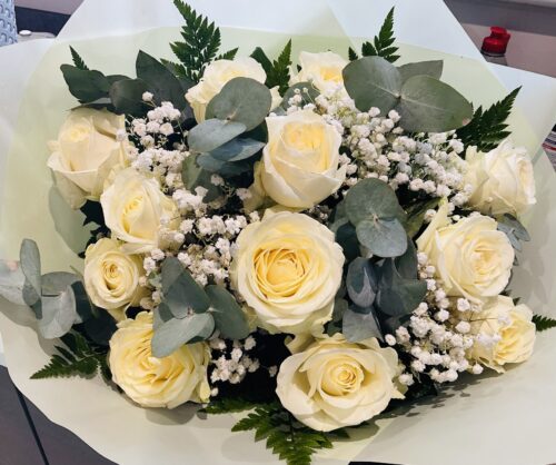 12 Luxury White Roses Bouquet photo review