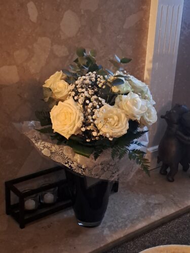 12 Luxury White Roses Bouquet photo review