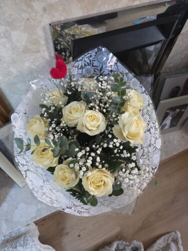 12 Luxury White Roses Bouquet photo review